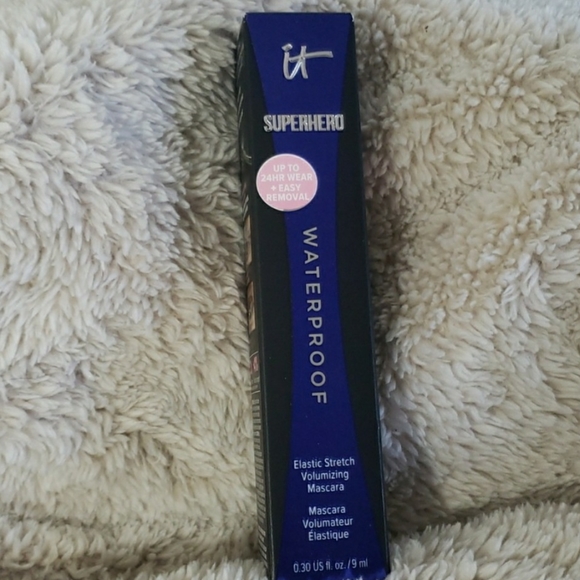 IT COSMETICS SUPERHERO VOLUMIZING WATERPROOF MASCARA. - Picture 3 of 16